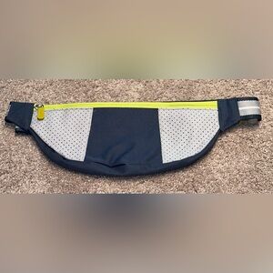 NWT Thirty One Slim Convertible Hip Bag.  Pattern Soft Blue Color block.